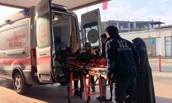 Devrilen istif haldeki demirlerin altında kalan işçi yaralandı