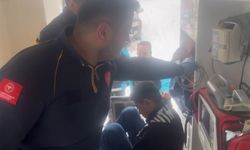 Diyabetli çocuk, kar yağışı ve çığ riskinin bulunduğu köyden alınıp hastaneye ulaştırıldı