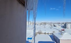 Doğu buz kesti: Kemaliye'deki taş yolda buz sarkıtları oluştu