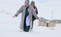 Doktor Didem, dondurucu soğukta 1,5 metre karda yürüyerek hastalara ulaşıyor