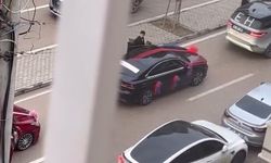 Düğün konvoyundaki araçların arasına girmek isteyen sürücünün otomobilini yumrukladılar