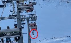 Düşen snowboardını almak için atlamaya çalıştığı telesiyejde asılı kaldı; o anlar kamerada