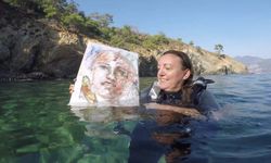 Emekli hemşire, 8 yıldır su altında resim yapıyor