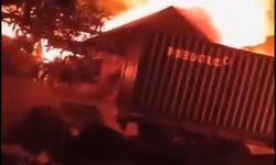 Endonezya'da fabrika yangını