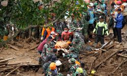 Endonezya'daki toprak kaymasında hayatını kaybedenlerin sayısı 53'e yükseldi