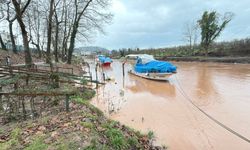 Eriyen kar ile sağanak birleşti; Bartın Irmağı taştı