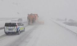 Erzincan'da karayolları karla mücadeleyi aralıksız sürdürüyor