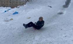 Gaziantep'te çocuklar tepsi, poşet ve leğenlerle kaydı