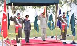 Genelkurmay Başkanı Orgeneral Bayraktaroğlu, Pakistan Savunma Bakanı Asif ile bir araya geldi