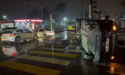 Hafif ticari araç ile otomobil çarpıştı: 2 yaralı