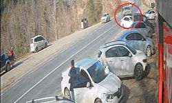 Hafif ticari aracın şarampole devrildiği kaza kamerada