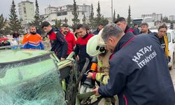 Hatay'da minibüs, otomobille çarpıştı: 5 yaralı