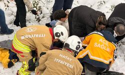 Hatay'da otomobil, köprüden dereye düştü; 5 yaralı