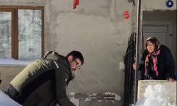 İl Özel İdaresi çalışanı, kardan mahsur kalan kadına kürekle yol açtı