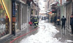 İş merkezindeki yangında 6 kişi dumandan etkilendi