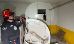 İstanbul - Avcılar'da havalandırma boşluğuna düşen kedileri itfaiye kurtardı