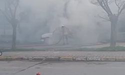 İstanbul- Beylikdüzü'nde park halindeki hafif ticari araç alev alev yandı