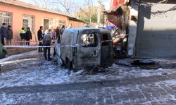 İstanbul - Beyoğlu'nda hafif ticari araç alev alev yandı