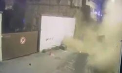 İstanbul - Beyoğlu'nda metruk binanın duvarı çöktü; o anlar kamerada
