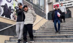 İstanbul-Fatih'te çaldıkları cep telefonunu polisi görünce attılar; kaçarken yakalandılar