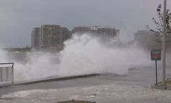İstanbul- Fırtına nedeniyle Zeytinburnu Sahili'nde dev dalgalar oluştu