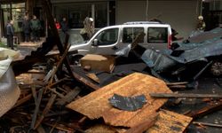 İstanbul - İstanbul'da fırtına çatıları uçurdu; göle dönen yolda araçlar güçlükle ilerledi