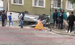 İstanbul- Kağıthane'de 2 araca ve doğalgaz kutusuna çarparak takla atan otomobil kamerada