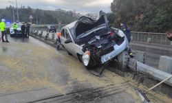 İstanbul- Sarıyer'de otomobil aydınlatma direğini devirdi