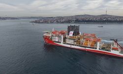 İstanbul- Yıldırım Sondaj Gemisi İstanbul Boğazı'ndan geçiyor -1