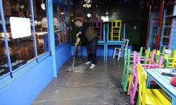 İzmir'de sağanak: Yollar göle döndü, ev ve iş yerlerini su bastı