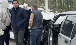 Kamyonet ile hafif ticari araç çarpıştı: 3'ü çocuk 7 yaralı