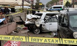 Kamyonetin 2 araca çarpıp apartmanın bahçesine girdiği kaza kamerada: 5 yaralı