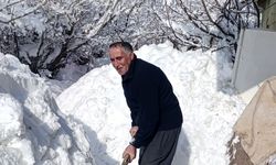 Kar kalınlığı 2 metreyi aştı; köylüler, kürekler ile yol açarak evlerine gidiyor