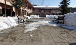 Kar kütlelerinin arasında masa kurup, çay içtiler