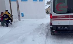 Kara saplanan ambulans iş makinesiyle kurtarıldı