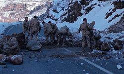 Kara yoluna düşen kaya parçaları askerler tarafından temizlendi