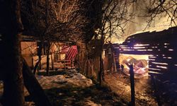 Karabük'te 200 yıllık 2 katlı ahşap ev, yangında küle döndü