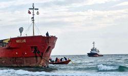 Karaya oturan kuru yük gemisini kurtarma çalışmaları sürüyor