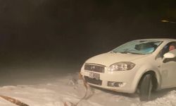 Karda mahsur kalan sürücüyü İl Özel İdaresi ekipleri kurtardı