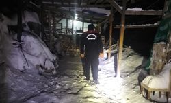 Kardan kapalı yolları yürüyerek geçen ekipler, 2 hastayı hastanelere ulaştırdı