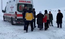 Kardan kapanan köy yolunda hasta, iş makinesiyle ambulansa ulaştırıldı