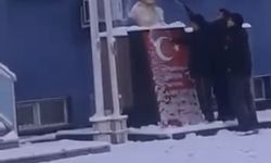Karla kapanan Atatürk büstünü temizlediler