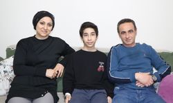 Karla kaplanan trafik levhalarını temizleyen 12 yaşındaki Kadir Emin, takdir toplandı