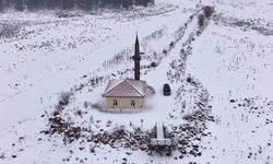 Karla kaplı bölgede menderesler dron ile görüntülendi