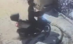 Karlı havada motosikletle drift attığı anlar kamerada