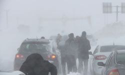 Karlıova'da taburcu olan anne ve bebeği kepçeyle evine götürüldü