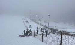 Kartepe'de kar keyfi; tatilciler şambrelle kaydı, kar topu oynadı