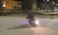 Kasksız sürücünün motosikletle drift attığı anlar kamerada