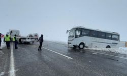 Kayseri'de cenaze götürülen midibüs devrildi; 3'ü ağır, 22 yaralı