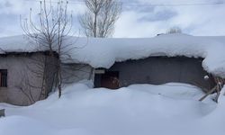 Kerpiç evin çatısı, kar nedeniyle çöktü